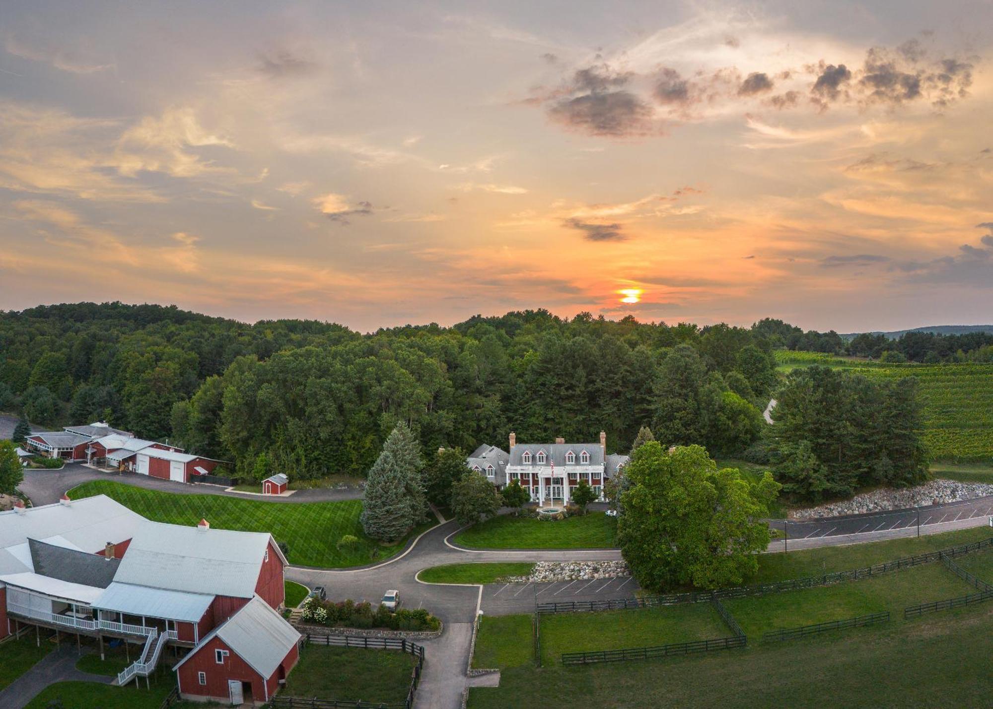 Inn At Black Star Farms Suttons Bay Екстериор снимка