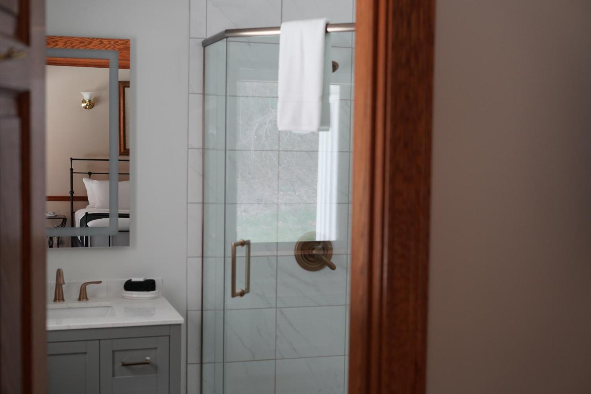 Inn At Black Star Farms Suttons Bay Стая снимка